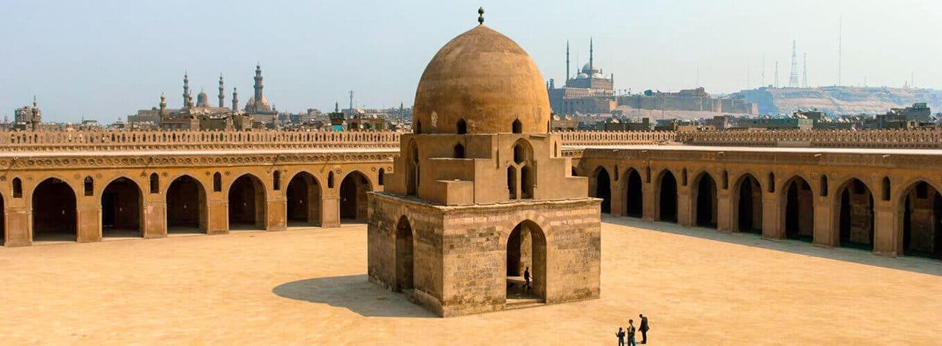 Vista interior de la Mezquita Ibn Tulun en El Cairo, resaltando su impresionante arquitectura.