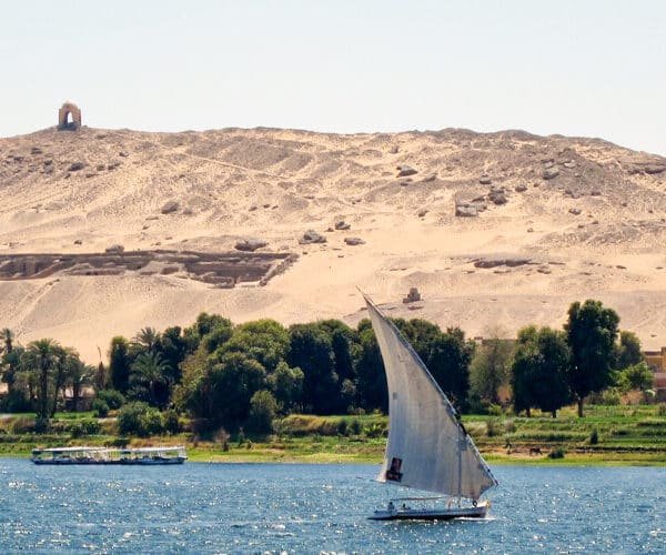 Vista impresionante de la Tumba de los Nobles en Asuán, Egipto, con arquitectura antigua intrincada.