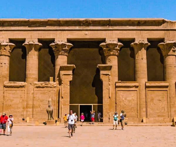 Vista impresionante del Templo de Edfu en Asuán, destacando su arquitectura antigua.