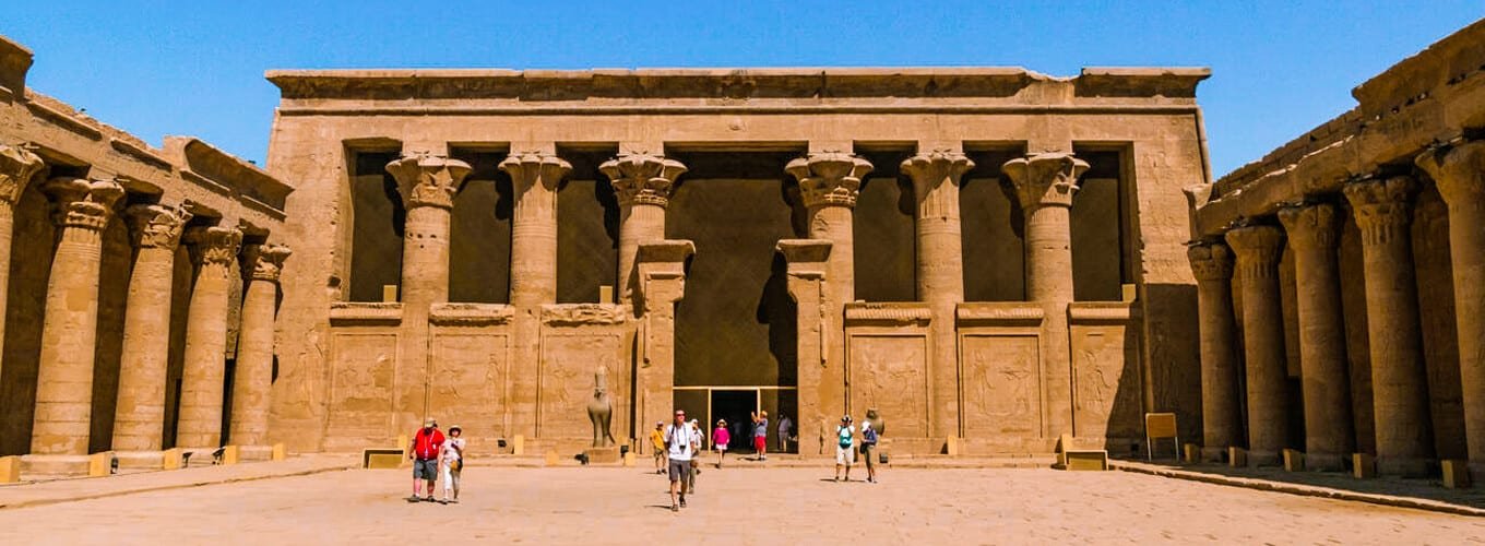 Vista impresionante del Templo de Edfu en Asuán, destacando su arquitectura antigua.