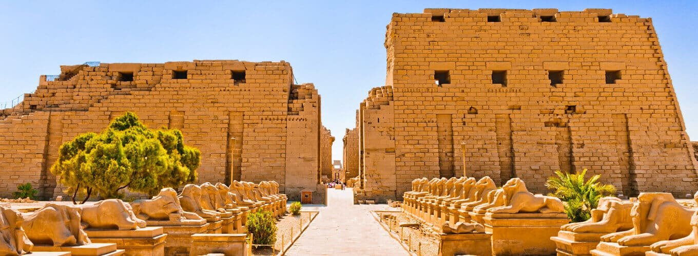 Camino pintoresco con carneros que lleva al Templo de Karnak en Luxor.