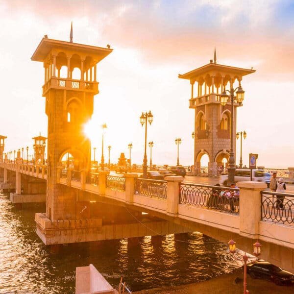 Puente Stanley en Alejandría al atardecer con colores vibrantes en el cielo.