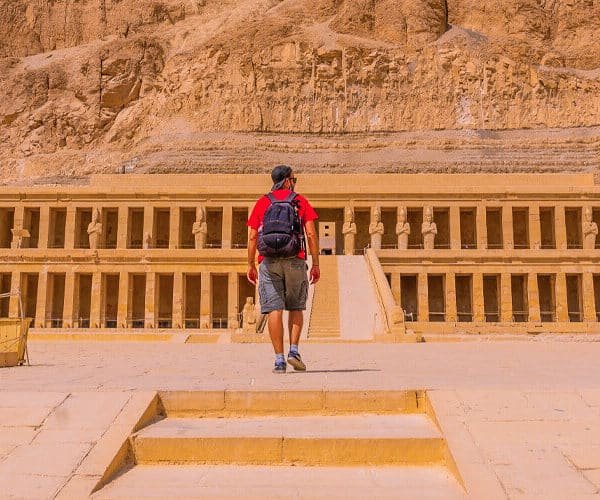 Templo de la Reina Hatshepsut en Luxor, destacando la arquitectura egipcia antigua.