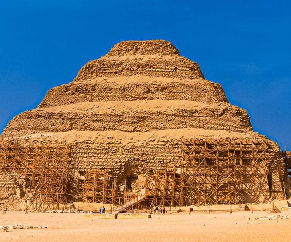 Piramide de Djoser en Saqqara, un ejemplo destacado de la arquitectura egipcia antigua.