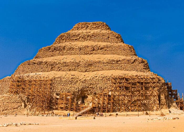 Piramide de Djoser en Saqqara, un ejemplo destacado de la arquitectura egipcia antigua.