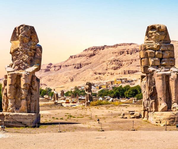 Vista impresionante de los Colosos de Memnón en Luxor, Egipto.
