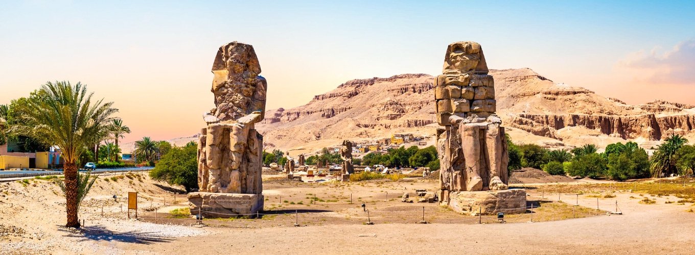 Vista impresionante de los Colosos de Memnón en Luxor, Egipto.