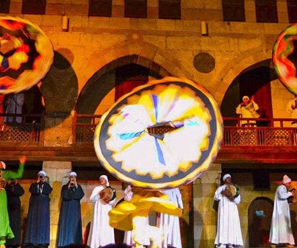 Espectáculo vibrante de La Agencia Al Ghouri en El Cairo.