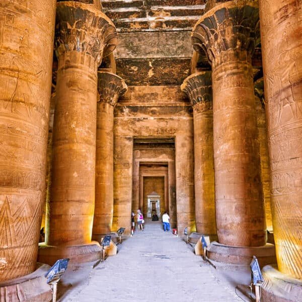Vista interior del majestuoso Templo de Edfu en Asuán.