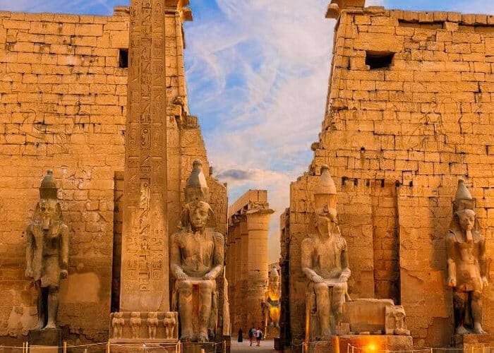 Vista frontal del Templo de Luxor en Egipto, un lugar emblemático de la antigua civilización egipcia.