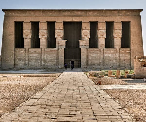 Vista frontal del Templo de Dendera en Luxor, Egipto, mostrando su impresionante arquitectura.
