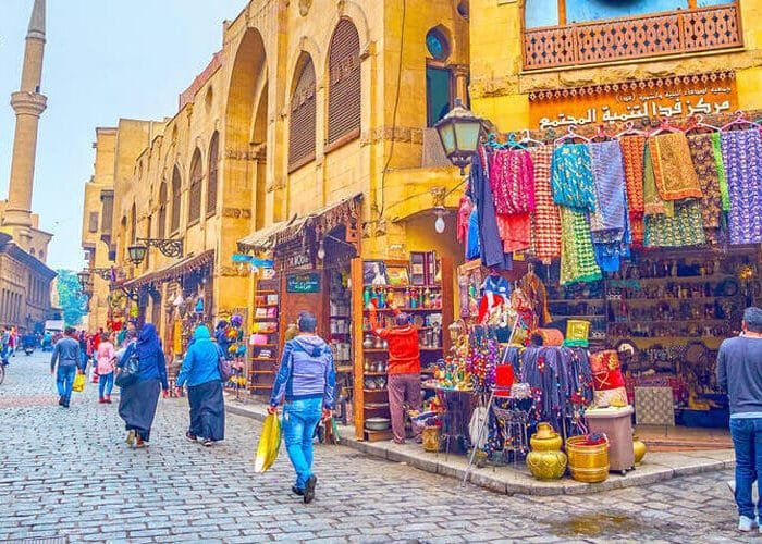 Vista interior de la histórica Calle Al-Muizz en El Cairo, Egipto.