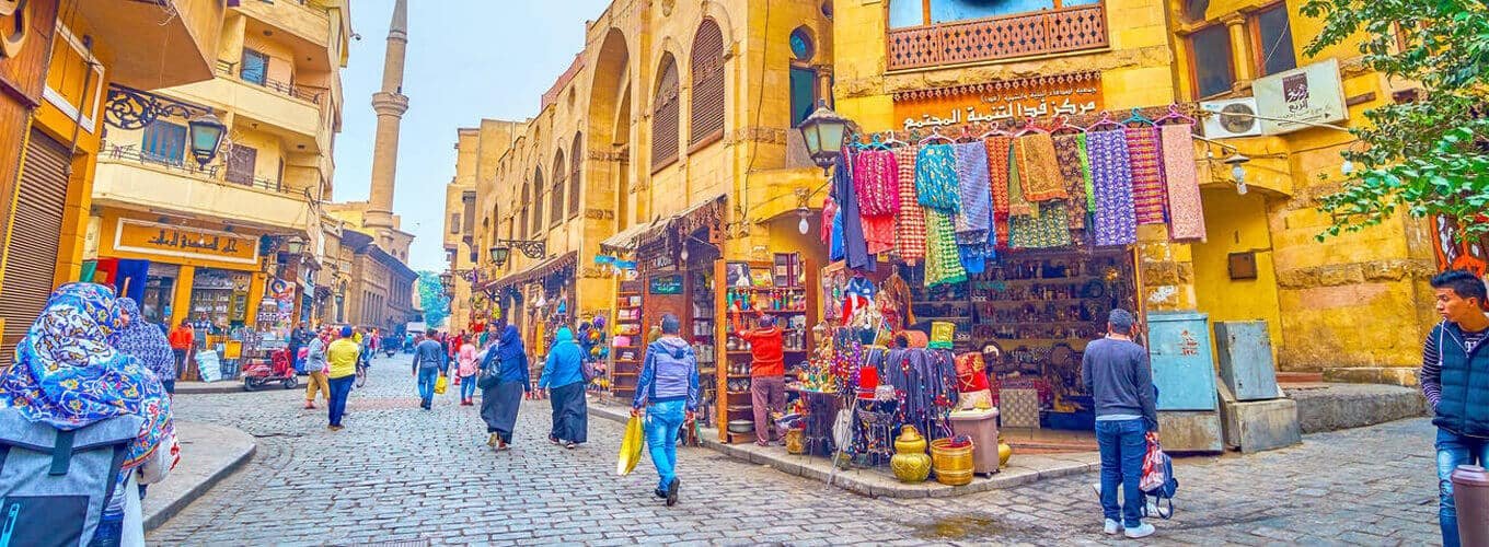 Vista interior de la histórica Calle Al-Muizz en El Cairo, Egipto.