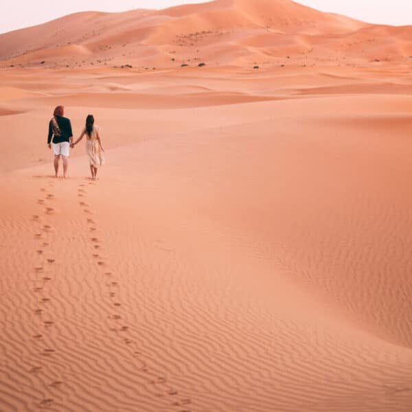 Pareja disfrutando de un safari en el desierto egipcio.