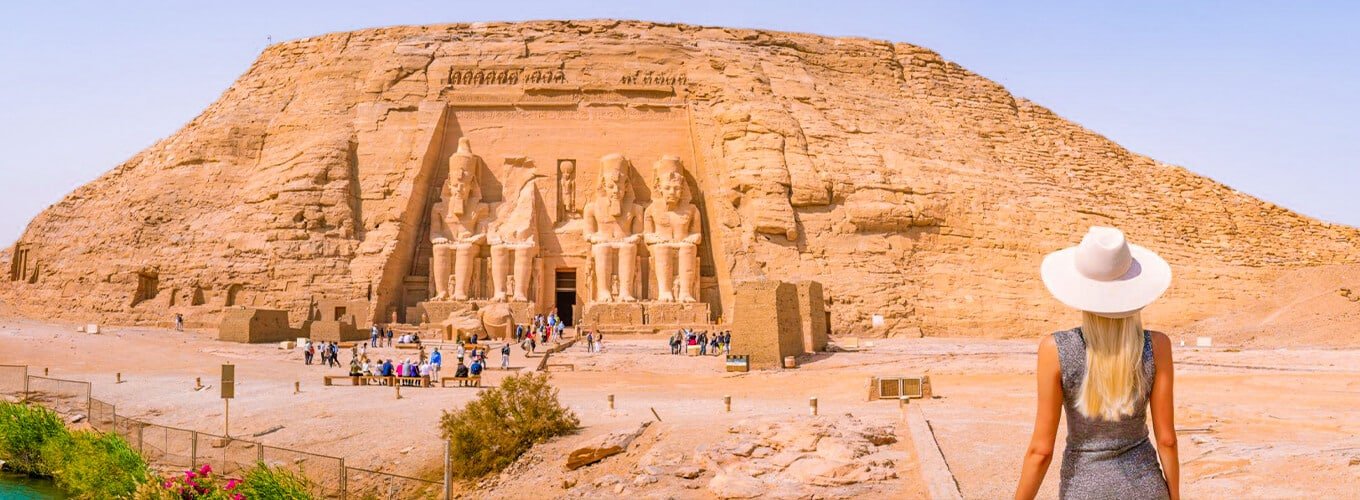 Turista observando a la gente en el templo de Abu Simbel, Egipto.