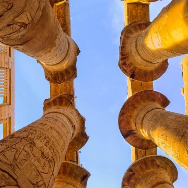 Columnas del Templo de Karnak en Luxor, reflejando la arquitectura egipcia antigua.