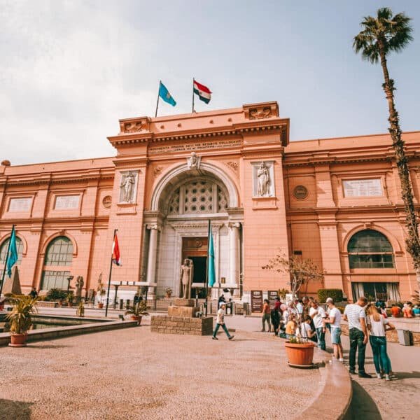 Turistas en la entrada del Museo Egipcio en El Cairo.