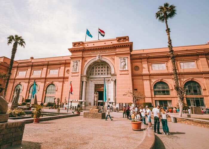 Turistas en la entrada del Museo Egipcio en El Cairo.