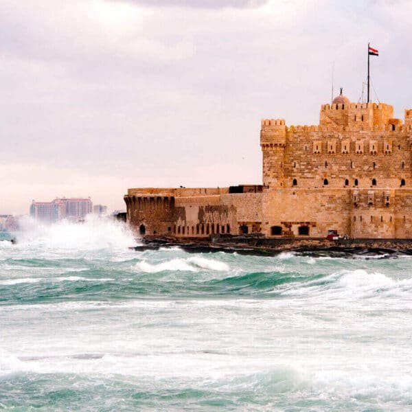 Ciudadela de Qaitbay en Alejandría, un ejemplo de arquitectura histórica en la costa.