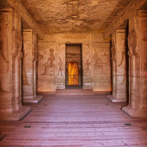 Columnas del templo de Abu Simbel, destacando la arquitectura egipcia antigua.