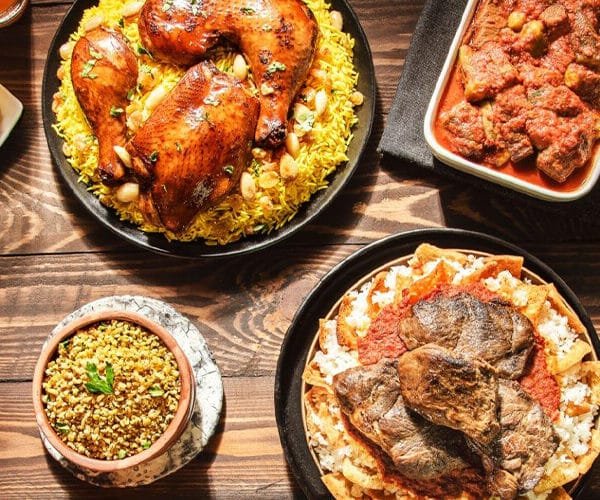 Comida egipcia deliciosa con colores vibrantes y platos tradicionales.