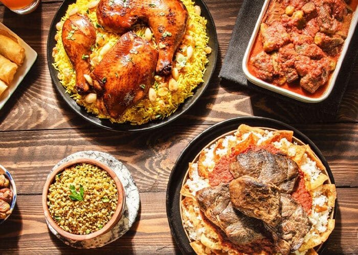 Comida egipcia deliciosa con colores vibrantes y platos tradicionales.