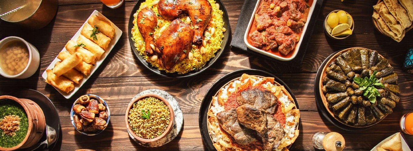 Comida egipcia deliciosa con colores vibrantes y platos tradicionales.