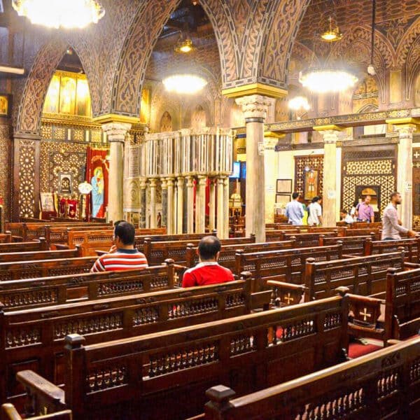 Interior de la Iglesia Colgante en El Cairo, mostrando su arquitectura única.