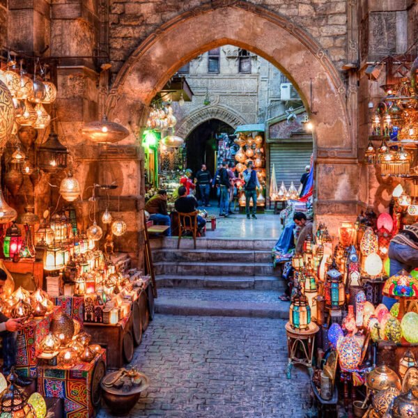 Souvenirs vibrantes del mercado Khan el-Khalili en Egipto.