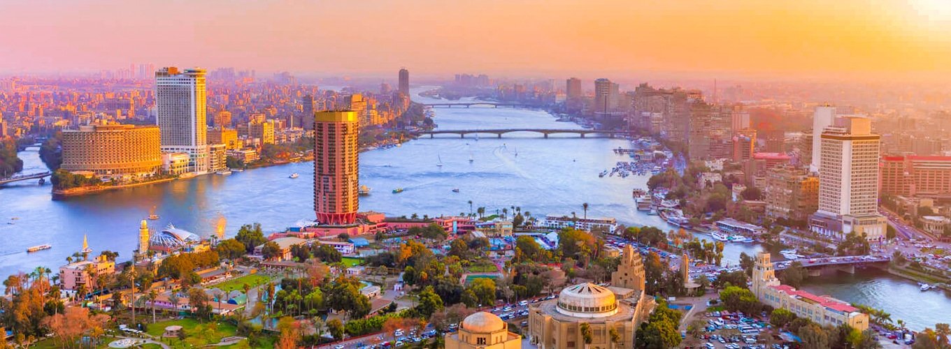 Vista panorámica del atardecer sobre El Cairo desde la torre.