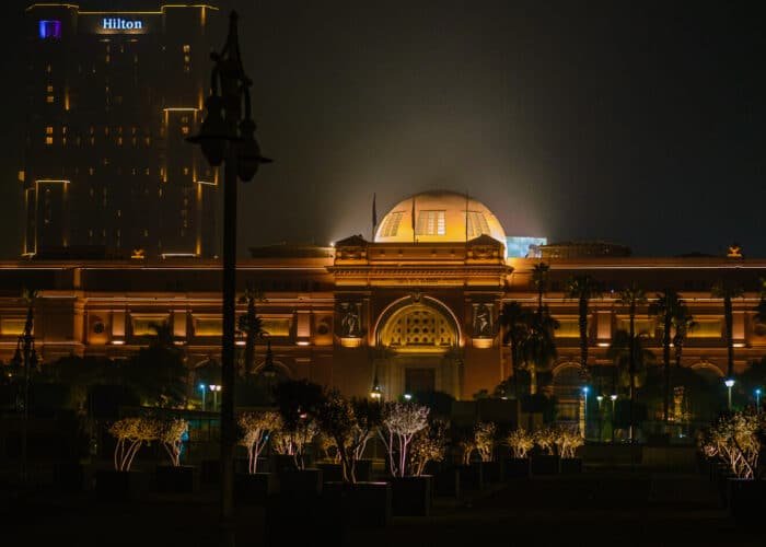Vista nocturna del Museo Egipcio de Tahrir con su exterior iluminado.