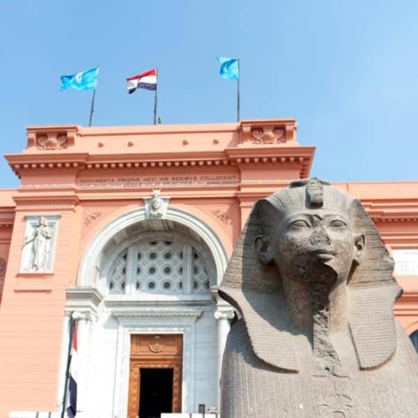 Vista exterior del Museo Egipcio mostrando su diseño arquitectónico.