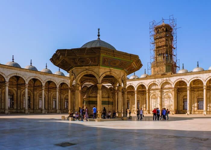 Vista interior de la mezquita de Muhammad Ali con detalles arquitectónicos impresionantes.