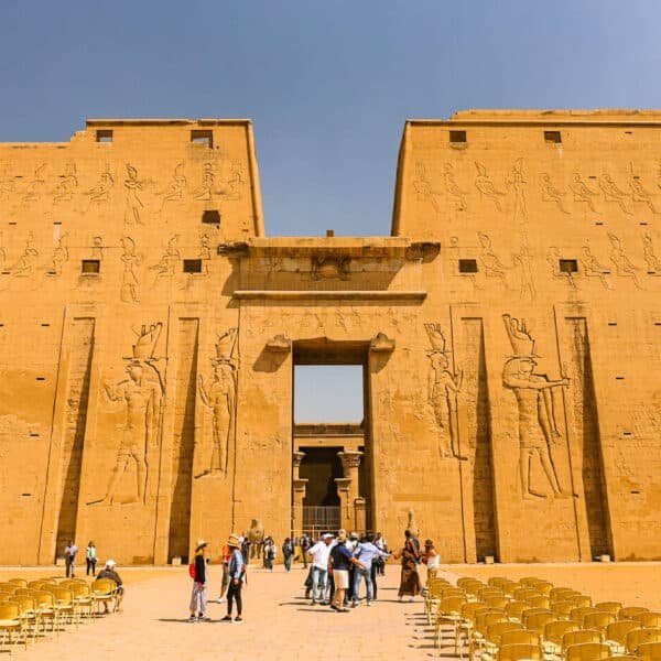 Equipo de sonido y luces montado en el Templo de Horus.