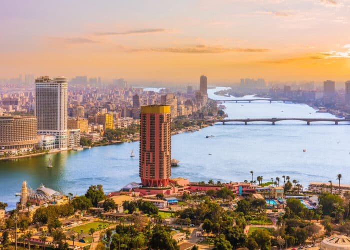 Atardecer sobre una de las torres de El Cairo con colores vibrantes.