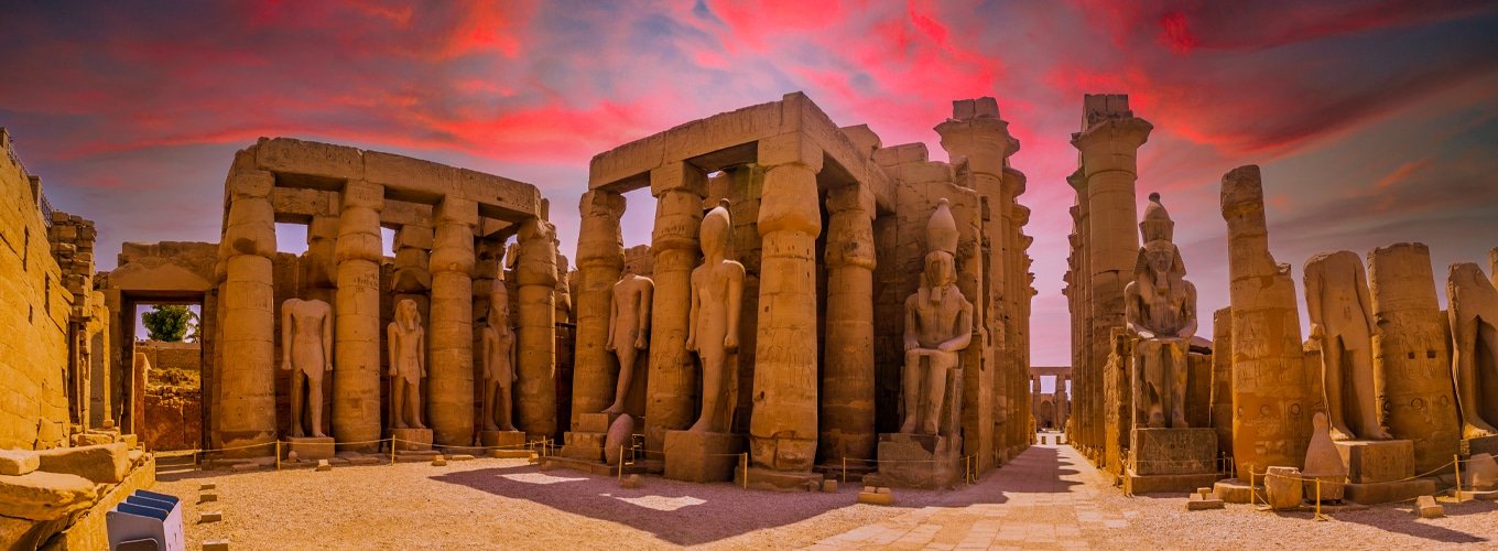 esculturas-antiguo-egipcio-faraones-dibujos-columnas-luxor-templo-tarde-egipto Esculturas antiguas egipcias de faraones y columnas en el Templo de Luxor al atardecer.