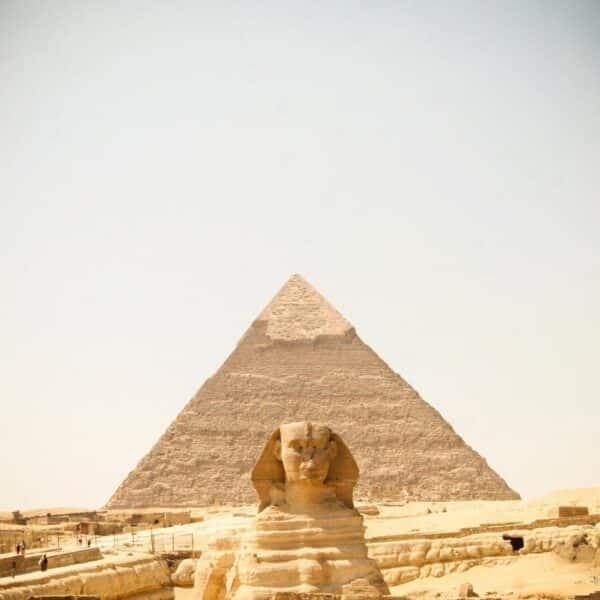 Esfinge y pirámide de Kefrén en Giza, símbolo de la arquitectura antigua egipcia.