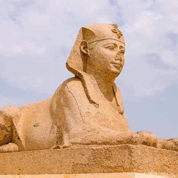 Esfinge de Alejandría con la Columna de Pompeyo al fondo.