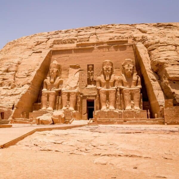 Estatuas de Ramsés II en el templo de Abu Simbel, Luxor, mostrando arte y arquitectura egipcia antigua.