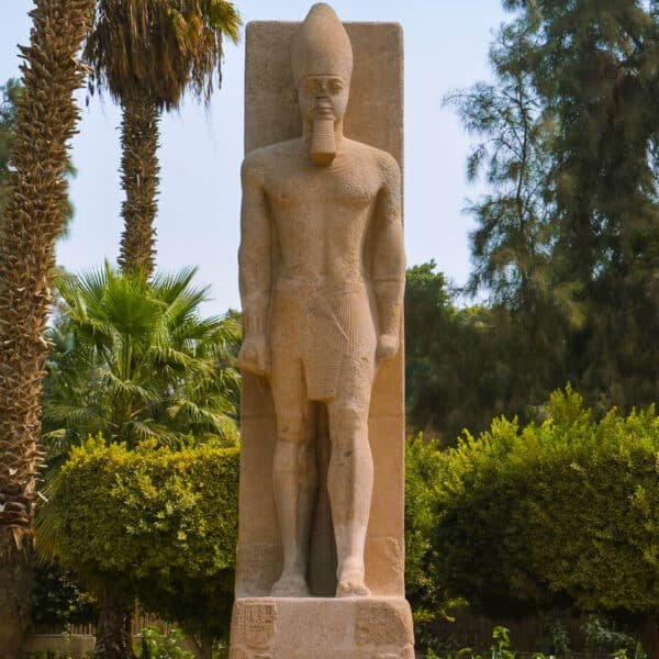 Estatuas antiguas en la ciudad de Memphis, Egipto, que representan la rica historia de la civilización egipcia.