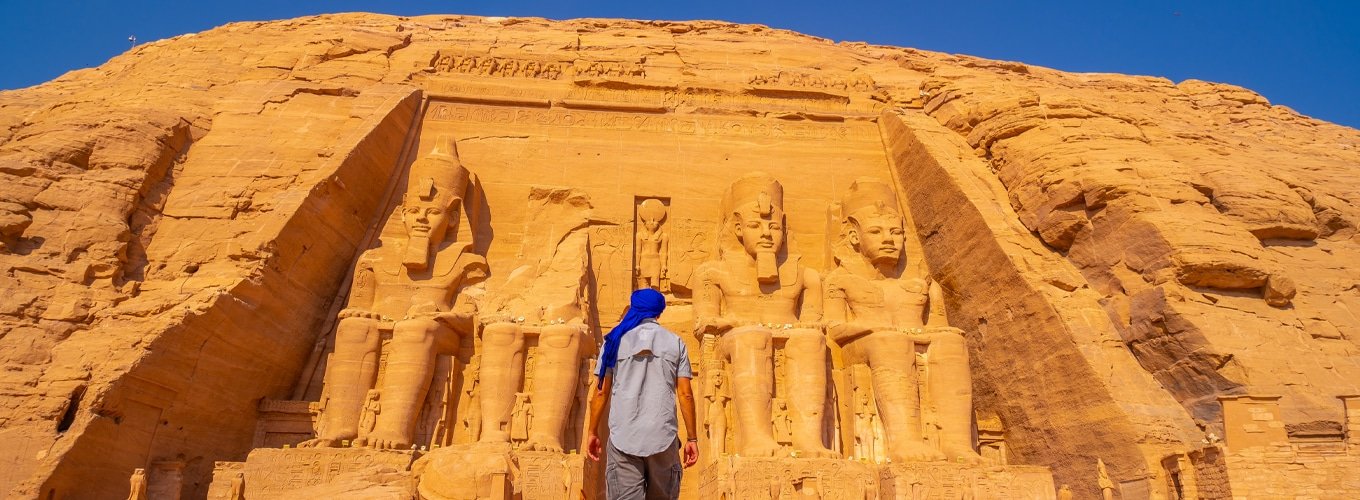 Turista europeo explorando el templo de Abu Simbel en Egipto.
