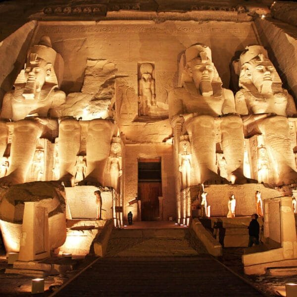 Vista nocturna de la impresionante fachada del Gran Templo de Abu Simbel.