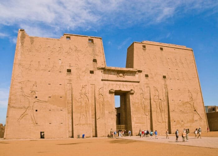 Fachada del magnífico Templo de Edfu en Luxor, mostrando la arquitectura egipcia antigua.