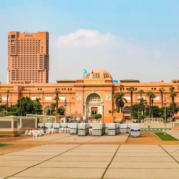 Fachada del Museo Egipcio en El Cairo, con detalles arquitectónicos impresionantes.