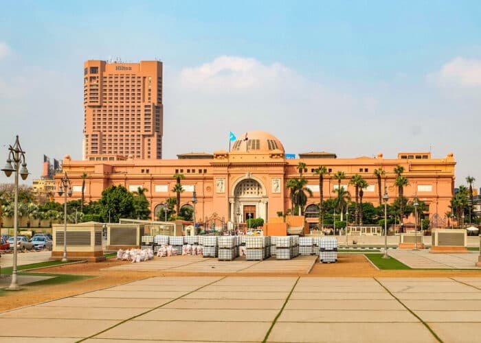 Fachada del Museo Egipcio en El Cairo, con detalles arquitectónicos impresionantes.