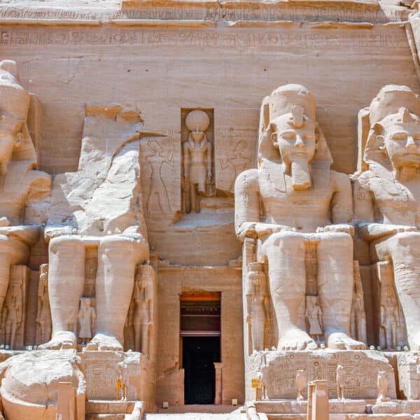 Fachada monumental del Gran Templo de Abu Simbel en Egipto.