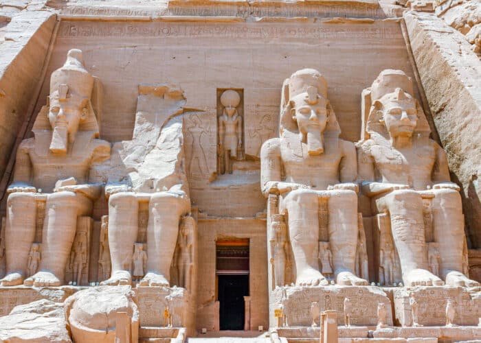 Fachada monumental del Gran Templo de Abu Simbel en Egipto.