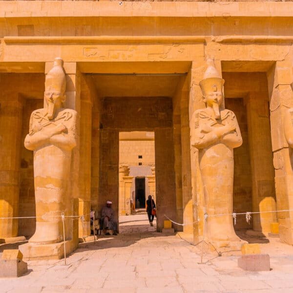 Entrada al Templo de Hatshepsut en Luxor, reflejando su grandeza arquitectónica.