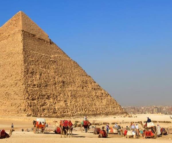 Vista impresionante de la Gran Pirámide de Giza en Egipto.