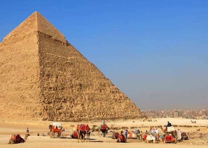 Vista impresionante de la Gran Pirámide de Giza en Egipto.